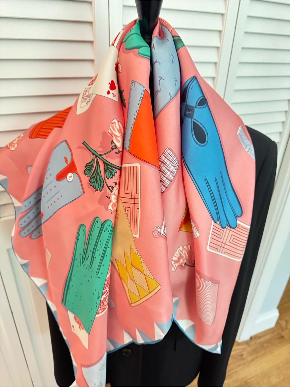 Hermes Scarf called L’Heure des Gants
(The Hour of Gloves)!
90 CM